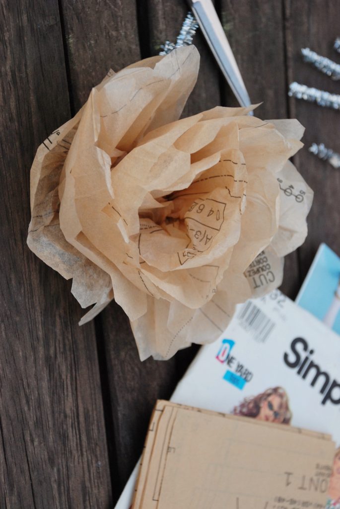 How to make paper flowers and paper flower decorating ideas. 