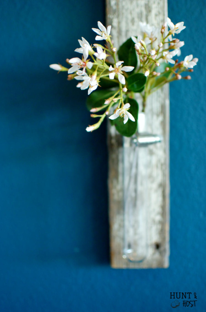 Add fresh farmhouse décor with this five minute farmhouse project. Made from a reclaimed fence picket, this flower vase display is a cinch to make. #farmhousefriends www.huntandhost.net