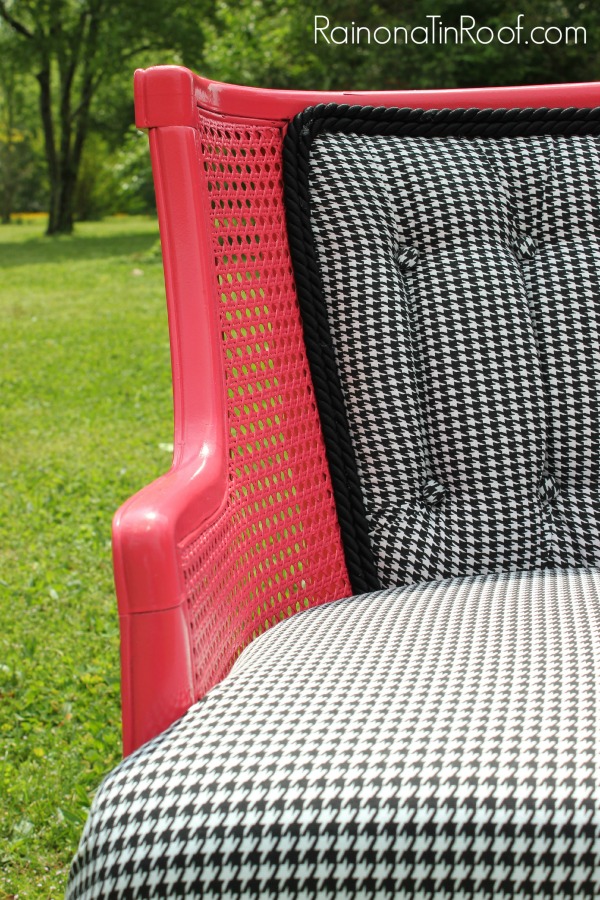 A round up of houndstooth decor and houndstooth DIY ideas! Because houndstooth is my favorite color! 