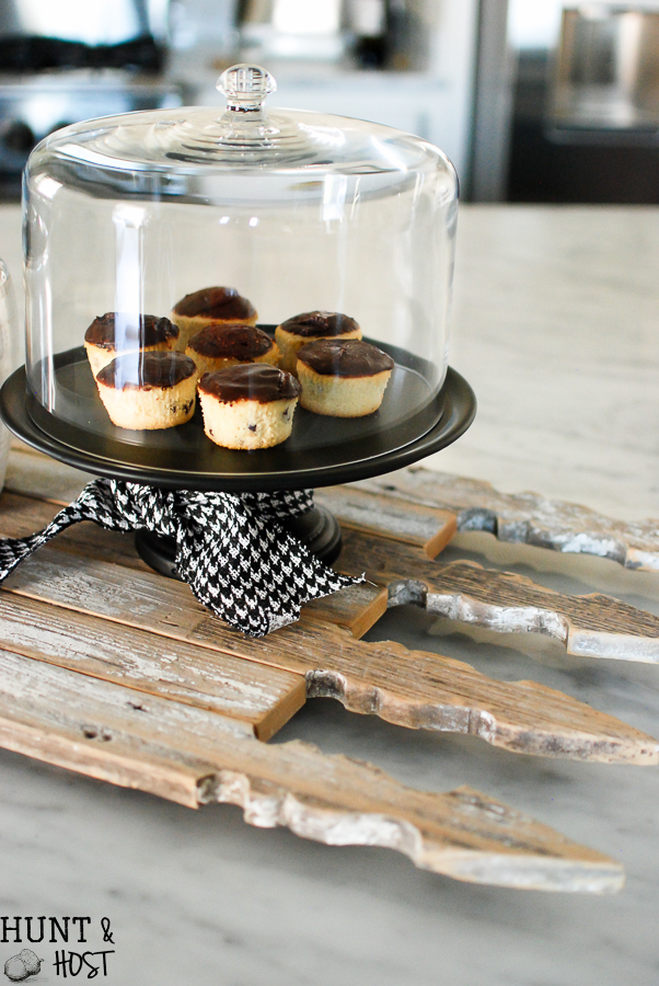 My fence picket obsession continues with this DIY picket fence serving tray tutorial. 
