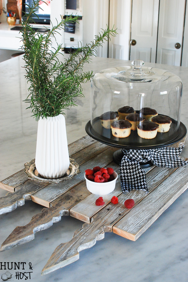 My fence picket obsession continues with this DIY picket fence serving tray tutorial. 