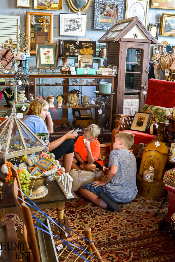 The best places to shop in Bryant, Texas. A complete list of shopping spots in Bryan/College Station for antiques, junk, thrift stores, furniture and home décor. 