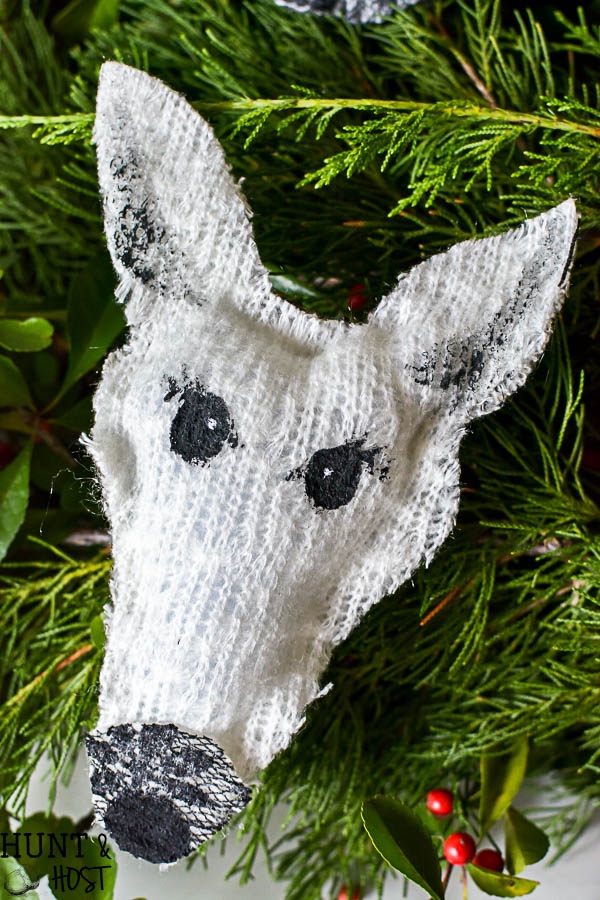 Free woodland animal patterns to decorate for winter. These cute critters are easy no sew projects perfect for wreath, ornaments or other winter decoration ideas!