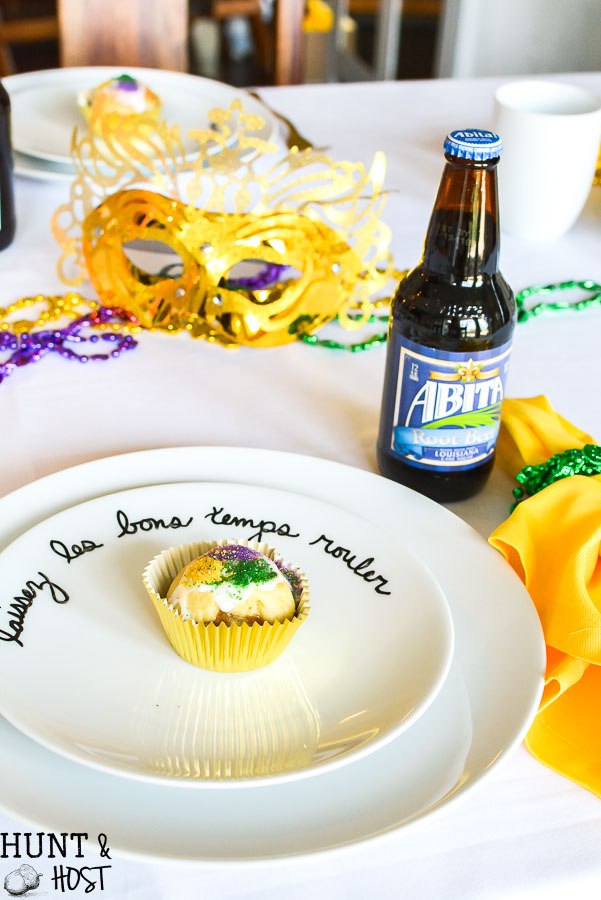 A classic Mardi Gras table and traditions full of New Orleans flair. An easy DIY plate decoration, "laissez les temps rouler" No Mardi Gras party is complete without king cake and café du monde coffee. Get your Mardi Gras beads and doubloons out for this festive big parade party! 