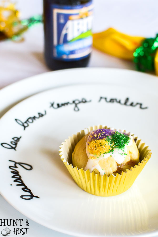 A classic Mardi Gras table and traditions full of New Orleans flair. An easy DIY plate decoration, "laissez les temps rouler" No Mardi Gras party is complete without king cake and café du monde coffee. Get your Mardi Gras beads and doubloons out for this festive big parade party! 