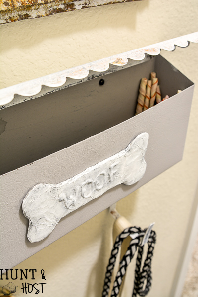 Cute idea to repurpose a vintage mailbox into a dog walking station. Upcycled storage solutions are the best! It's great to have a useful and stylish organiztion idea up your sleeve, especially when it comes to a good way to store pet supplies like dog leashes and treats. #petstorage #dogwalkingstation #vintagestyle #mailboxupcycle